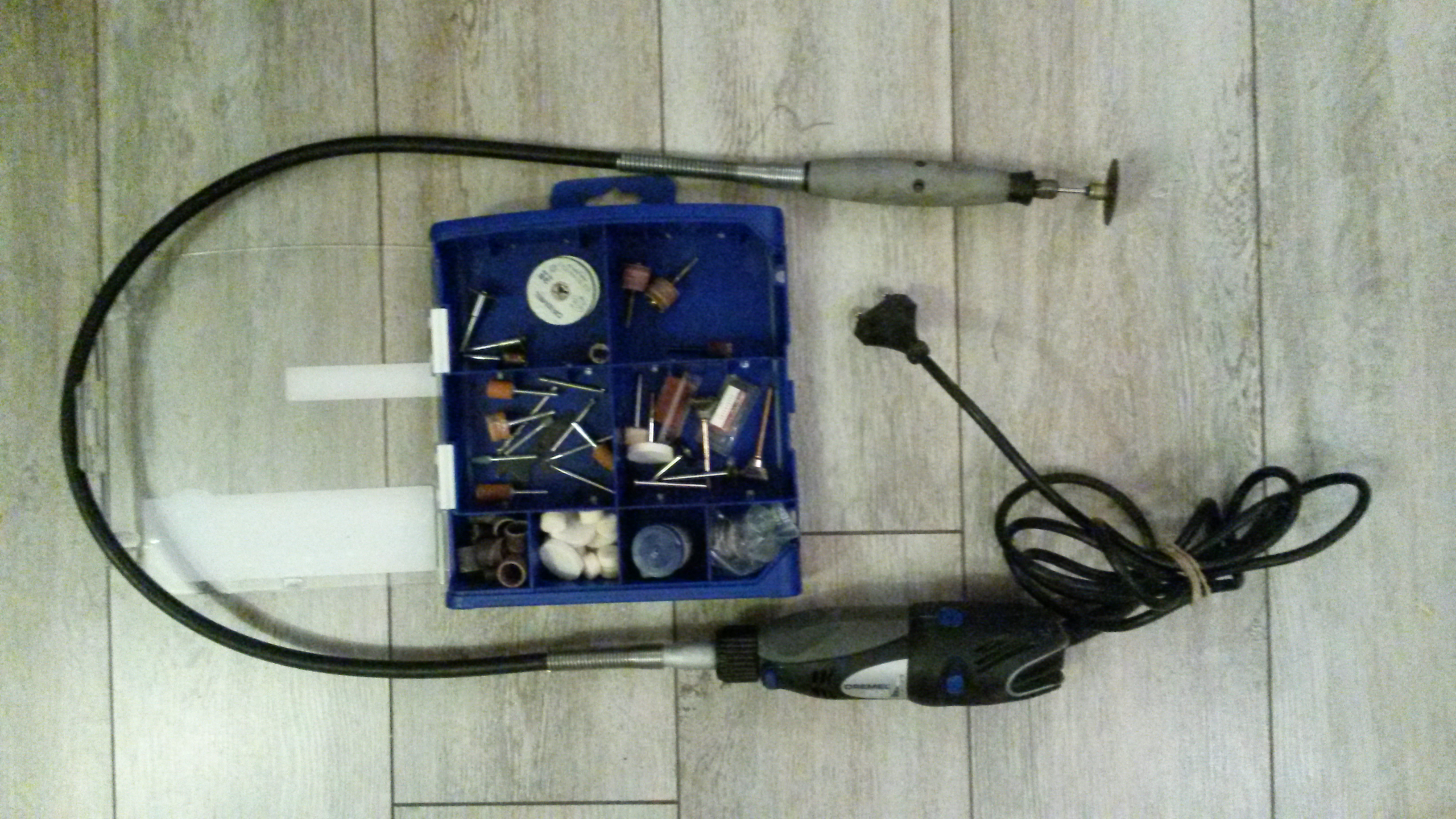 Dremel avec flexible et accessoires