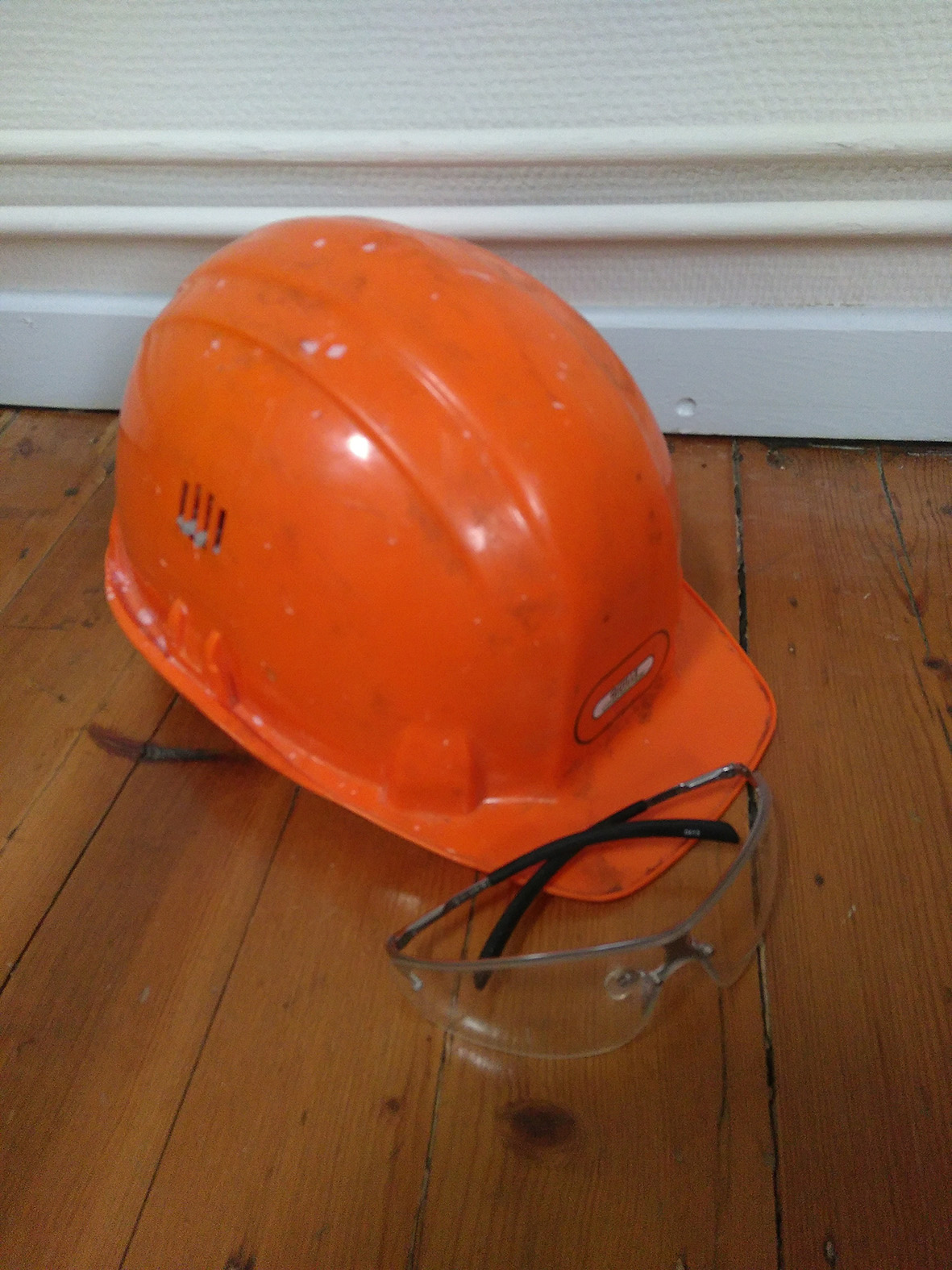 Casque et lunettes de chantier