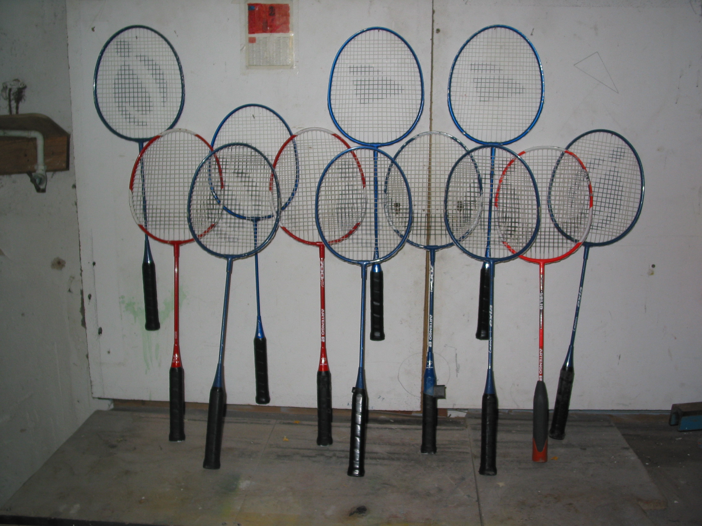 12 raquettes de badminton